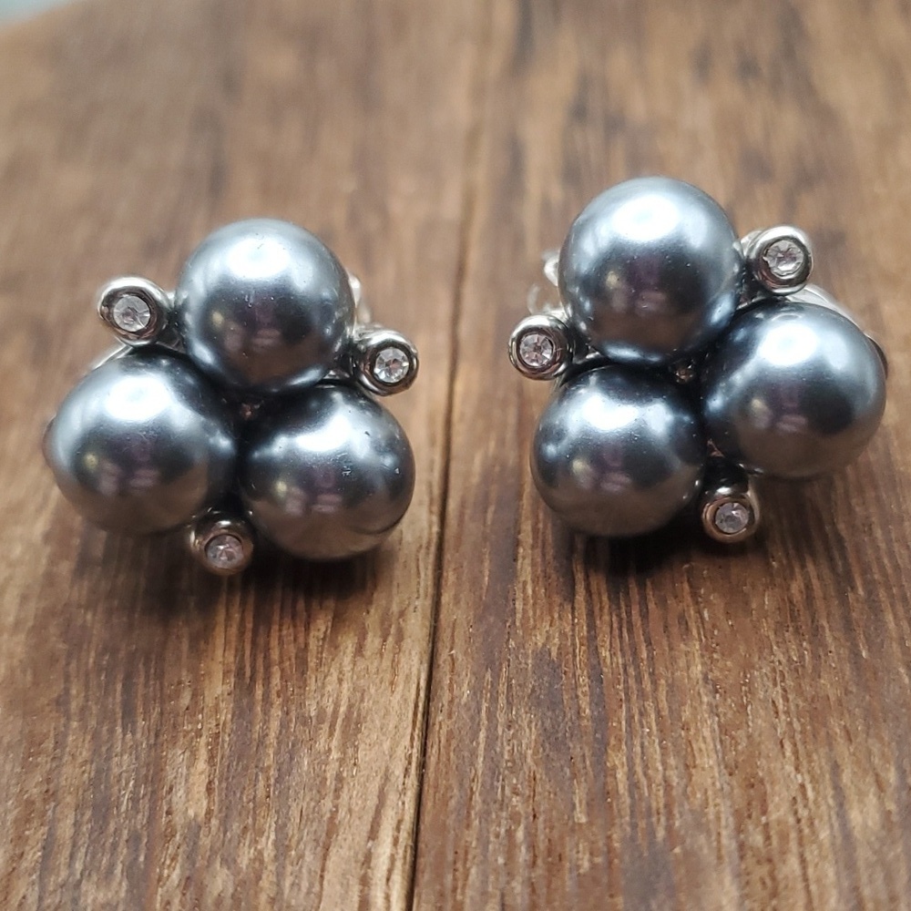 Regency Grey mist cluster clip on earrings E206